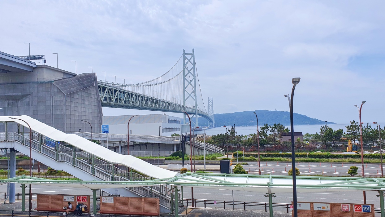 舞子駅を降りると、眼の前に橋が見える。