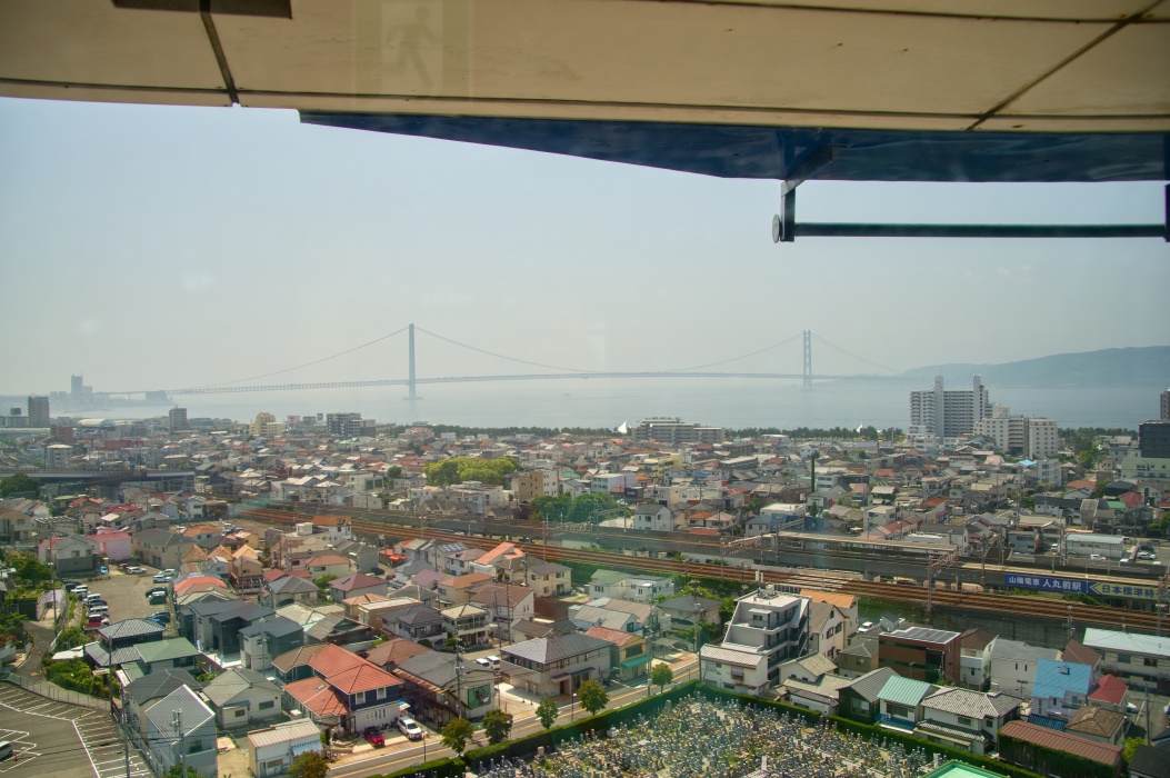 遠くに見えるは明石海峡大橋