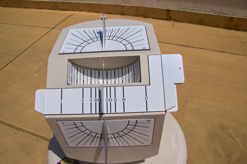 いろんな日時計が並んでいる