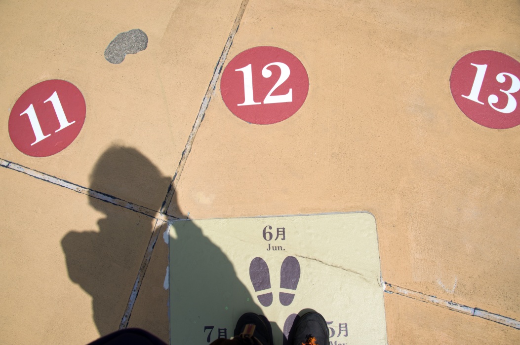 人間日時計。太陽はほぼ天頂から照らす。