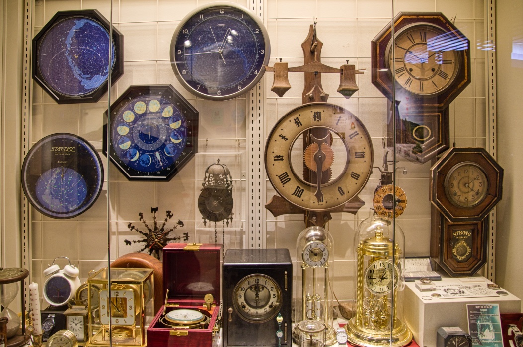 たくさんの時計が展示されている