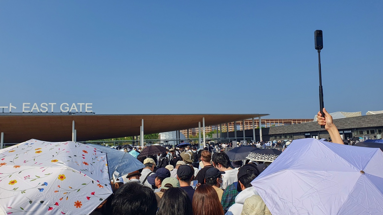 抜けるような青空と凄い混雑
