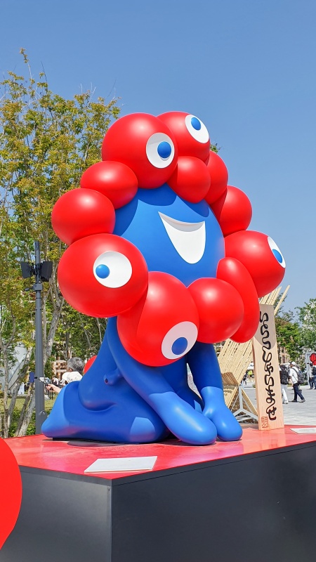 駅に到着してから会場に入るまで45分。やっと、ミャクミャクとご対面。