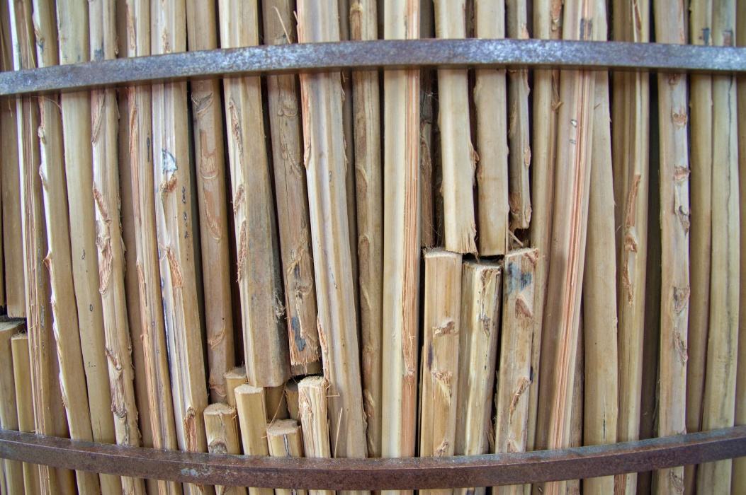 ナツメヤシの断片で柱を囲む。強度を確保するためか?