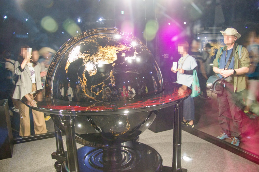 最大の輪島塗りの地球儀がおいてある。すごい!!