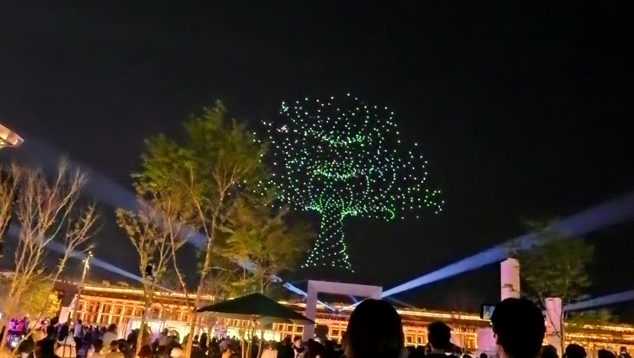 ウォーターショウの後はドローンショウ