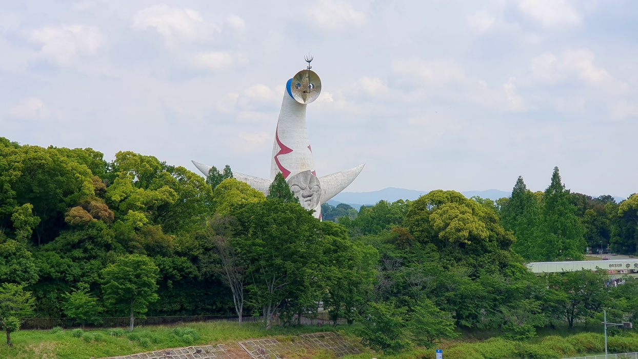 向こうに見えるは太陽の塔