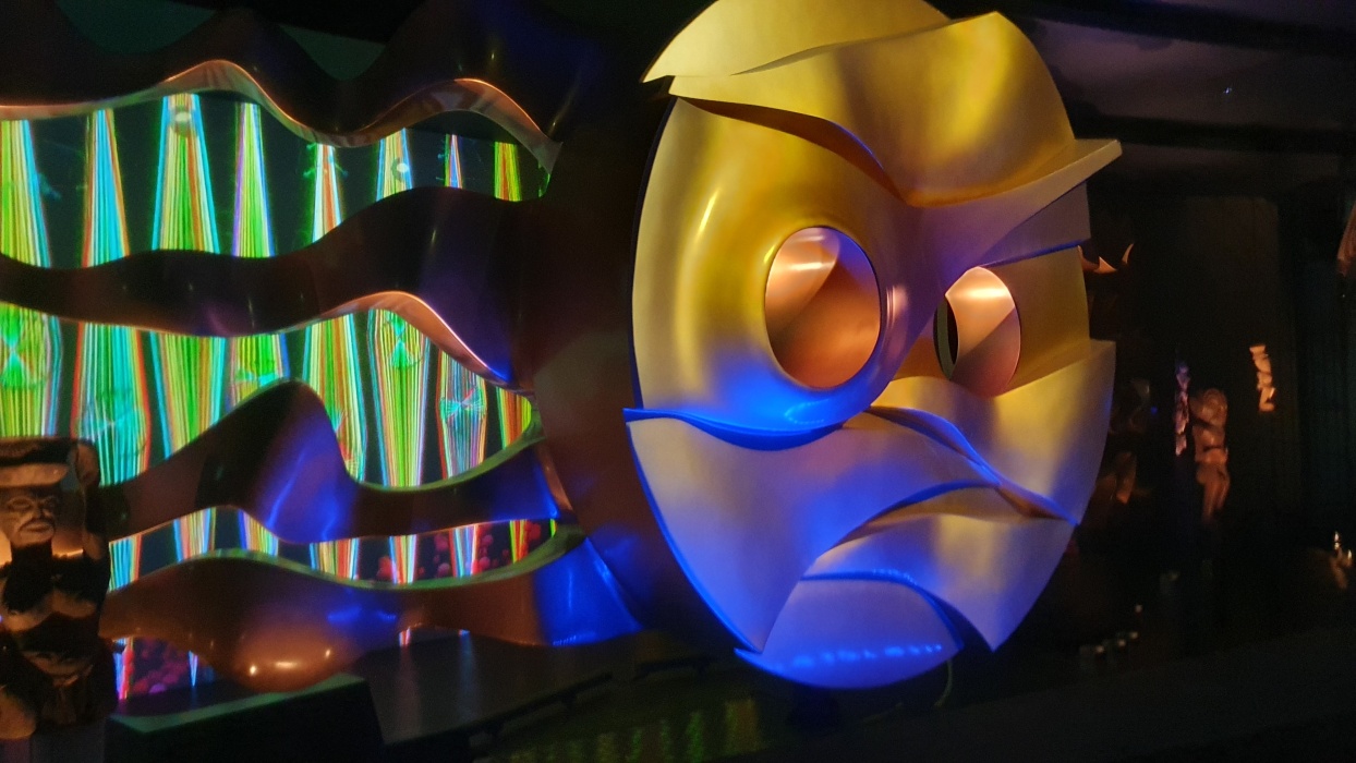 内部は2018年から一般公開されている。これは「地底の太陽」。