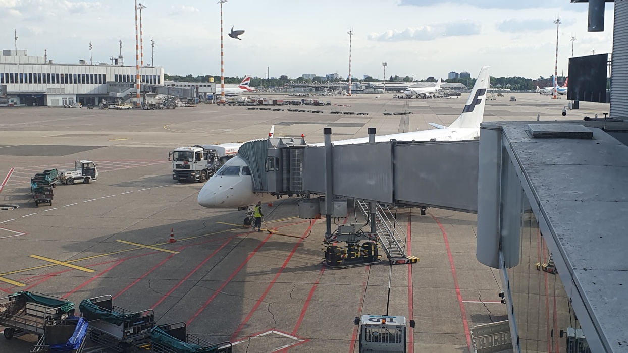 超小型機で中継地のヘルシンキへ