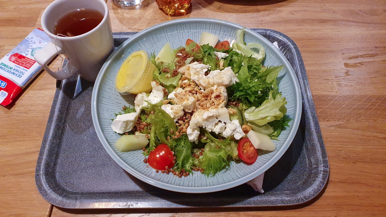 名古屋行きは夜中の出発なので、ご飯にありつけるのはマダマダ先。サラダで腹ごしらえ。