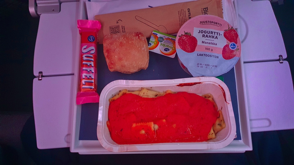 着陸前のご飯。乗るたびに質は落ちる。