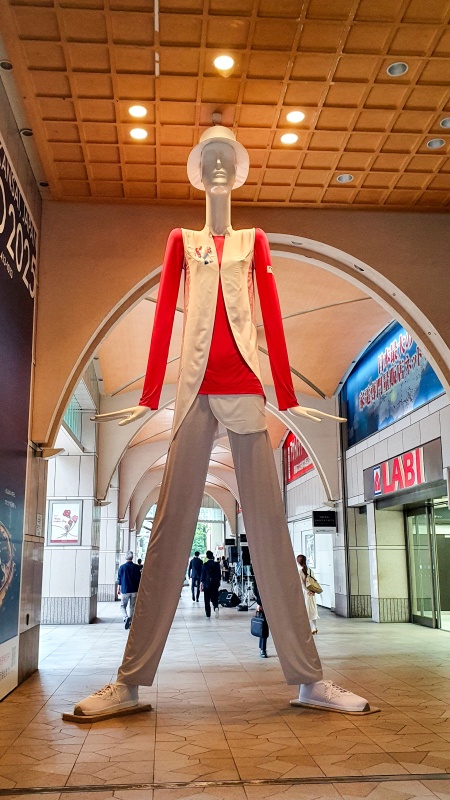 名鉄駅前のナナちゃん人形。伸長6.10m。