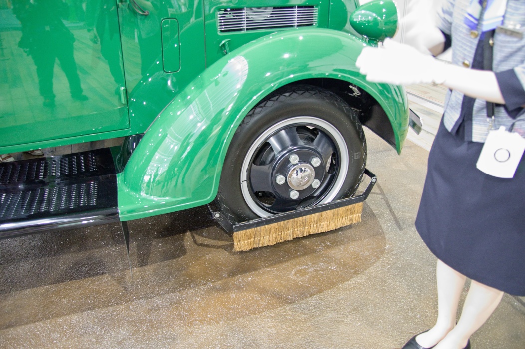 当時の舗装されていない道を走って、泥を跳ね飛ばさないためにタイヤにブラシが付いていた。