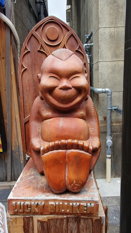 ラッキービリケンの像