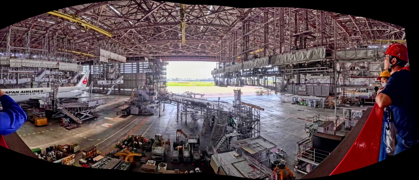 高さ30m、8000-10000m2の格納庫が3つある。