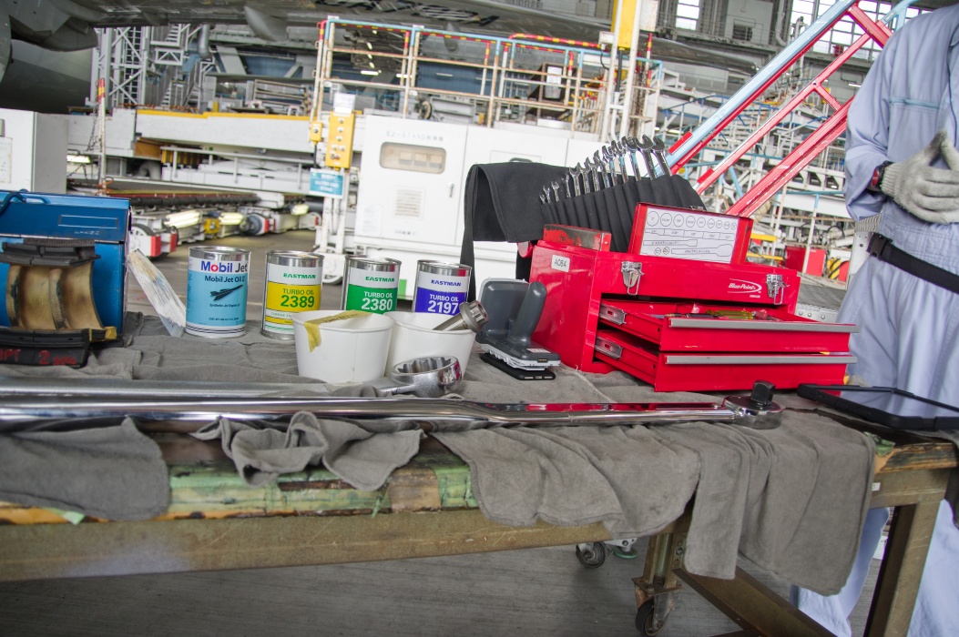 整備士がネジの説明をしてくれる。ディメンジョンが違う。