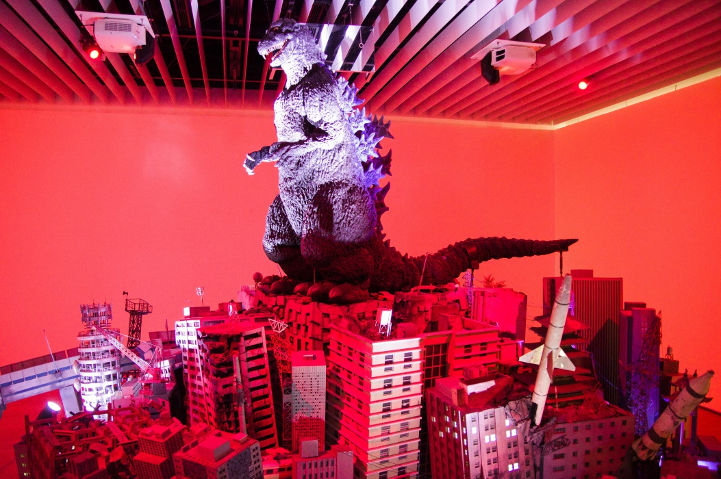 破壊された都市とゴジラ