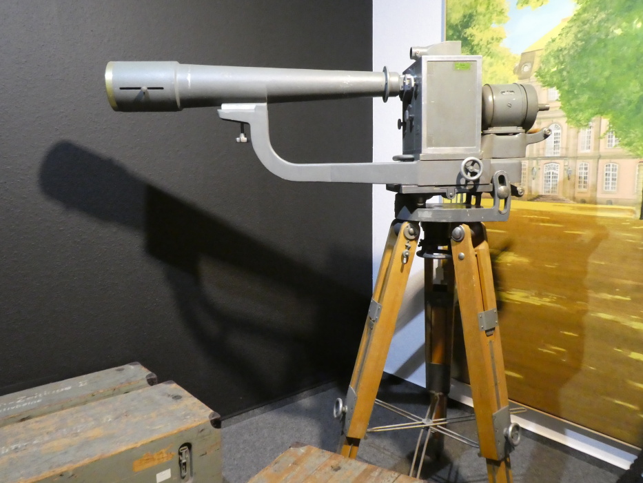 望遠レンズの付いたZEISS製のカメラ。