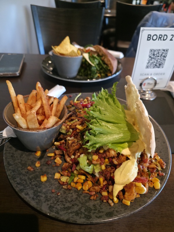 ショッピングセンターでの食事