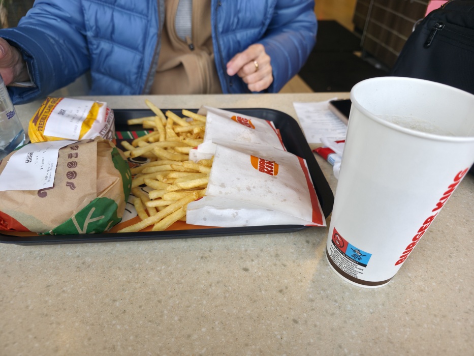 週末はご飯を食べる所が無い。仕方なくバーガーキングでハンバーグ。レストラン内は非常に汚い。