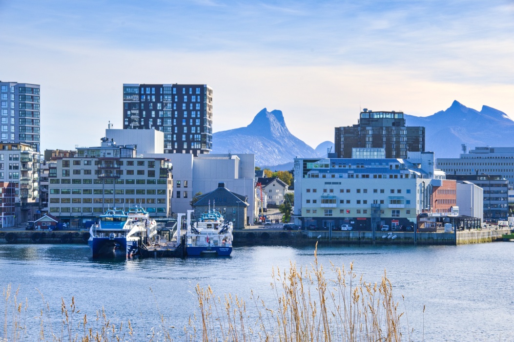 町並みと険しい山々の絶景
