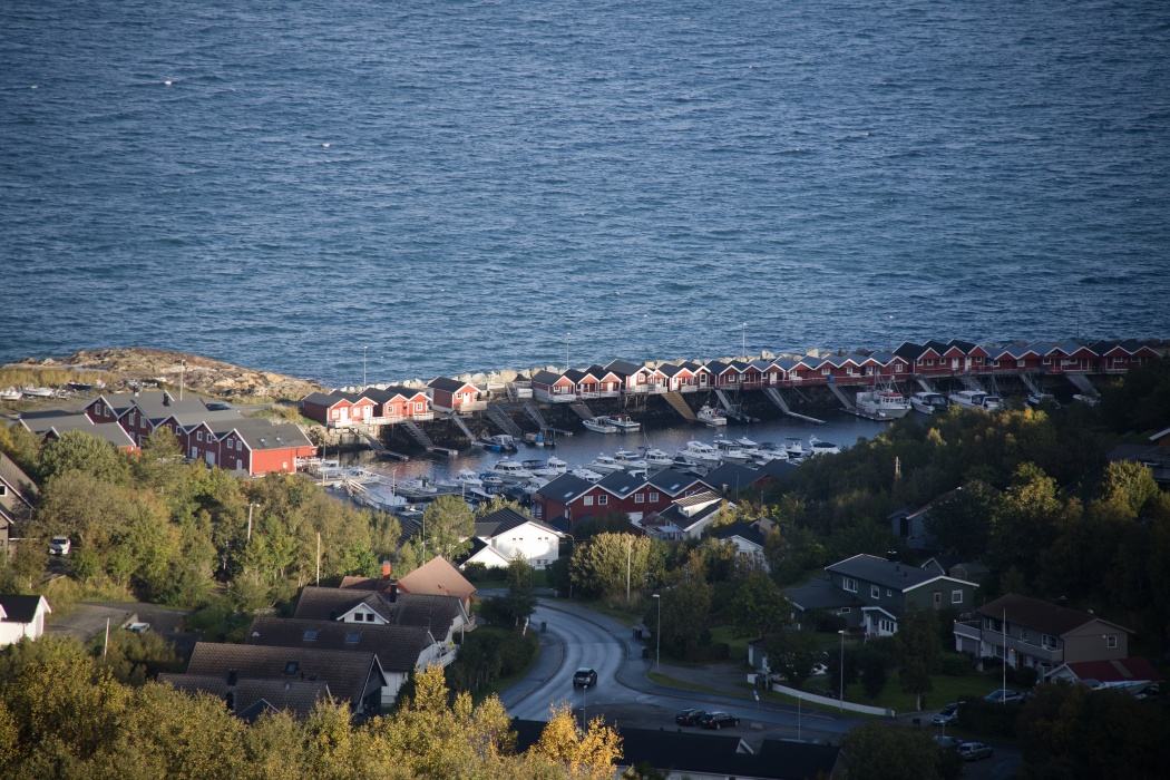 ボートハーバーと赤い漁師小屋