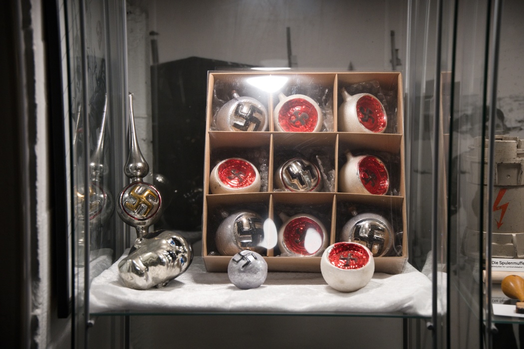 ナチスの「スワスティカ」(ハーケンクロイツ)やヒットラーの顔が描かれたクリスマスのオーナメント