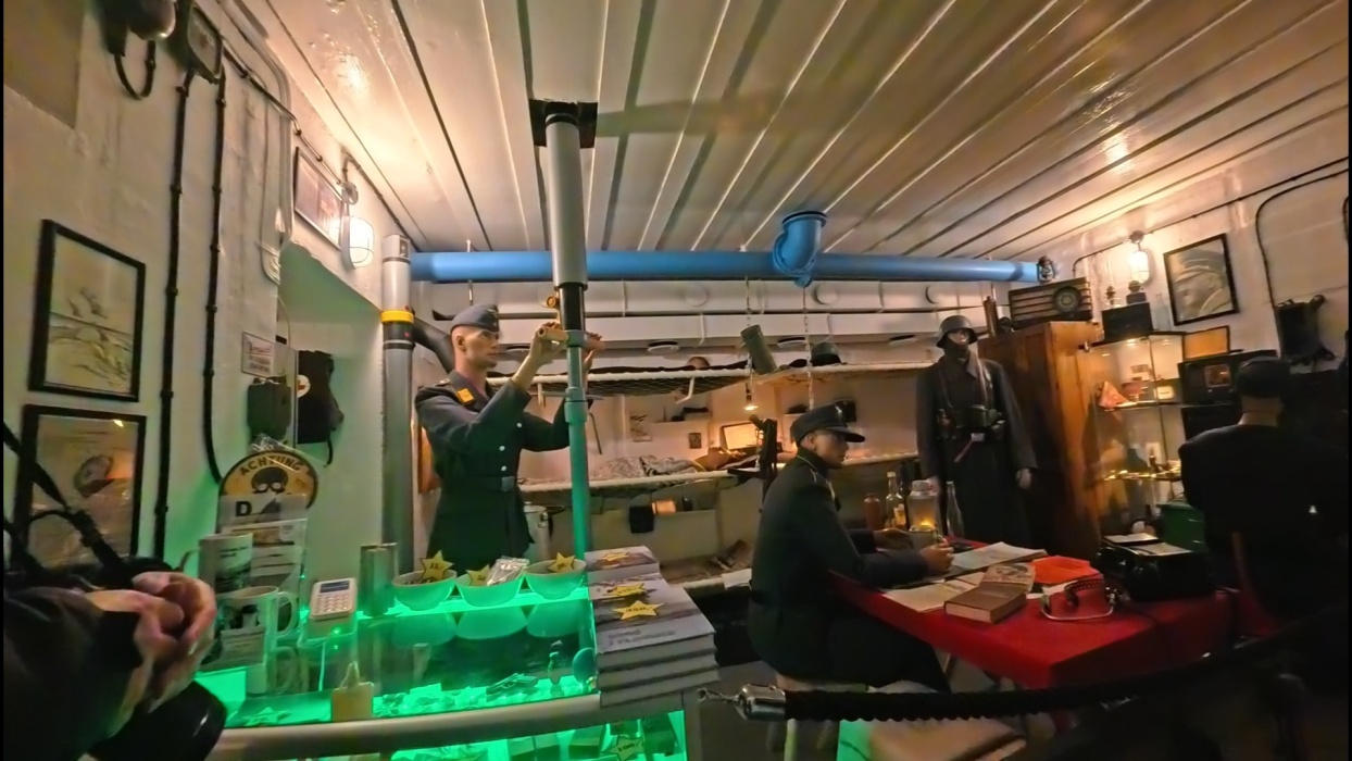 通信室。暖房は薪を使う。