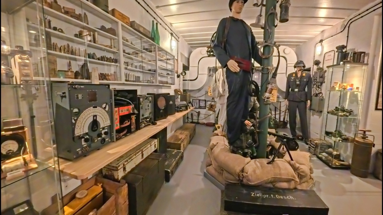 当時の軍服や電球、日常生活品等を展示。