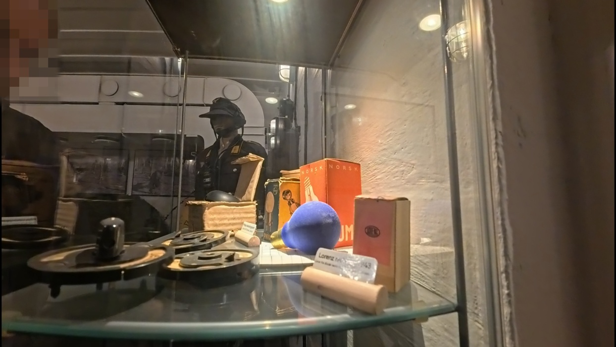 青い玉は電球。