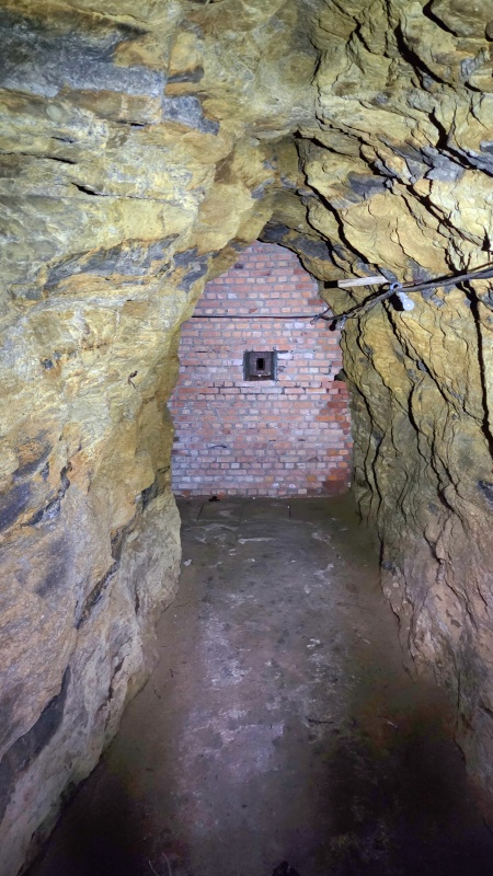 防空壕の中の様子。ガイドさんと一緒なら中に入れる。