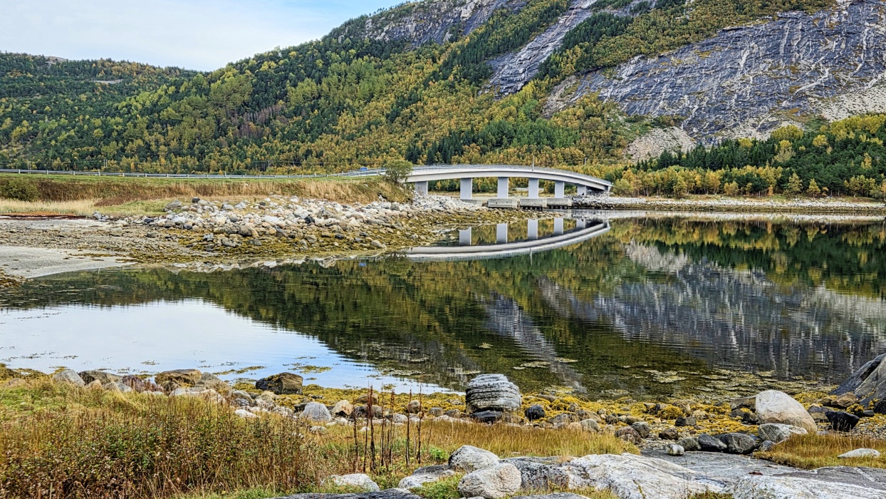 橋からの眺めは良いが、徒歩では渡れない。