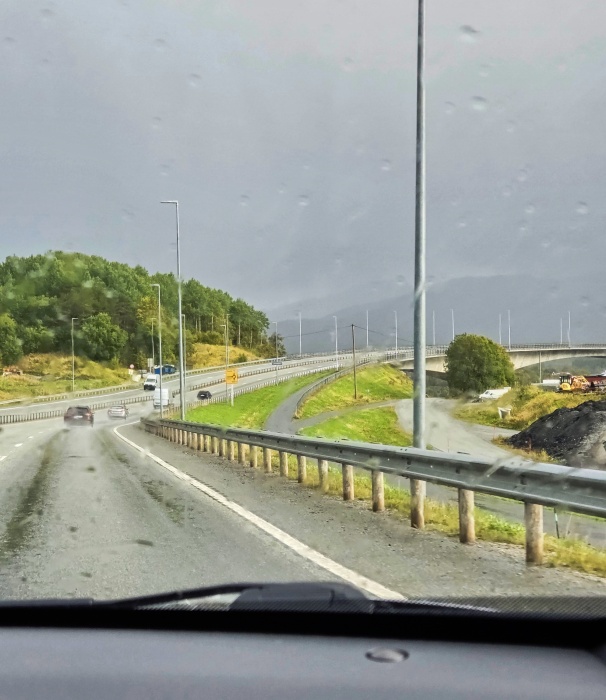 ソルトストローメンが見える大橋へ向かう。14時27分頃がベストらしい。