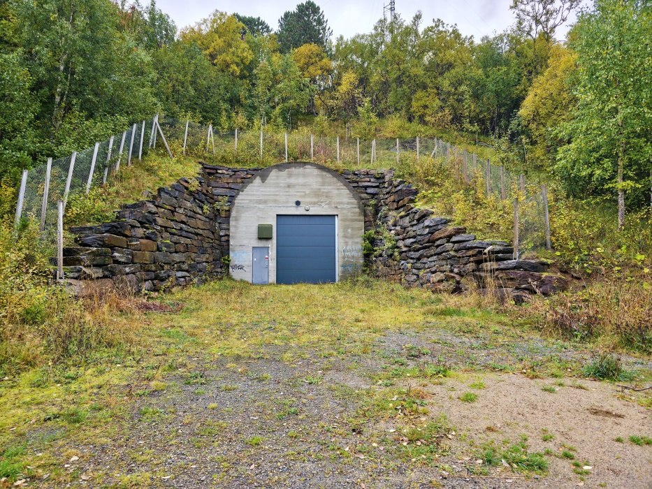 Bodø Hovedlager II(ボードー主貯蔵施設 II)と呼ばれる、冷戦期の弾薬庫/防空シェルター
